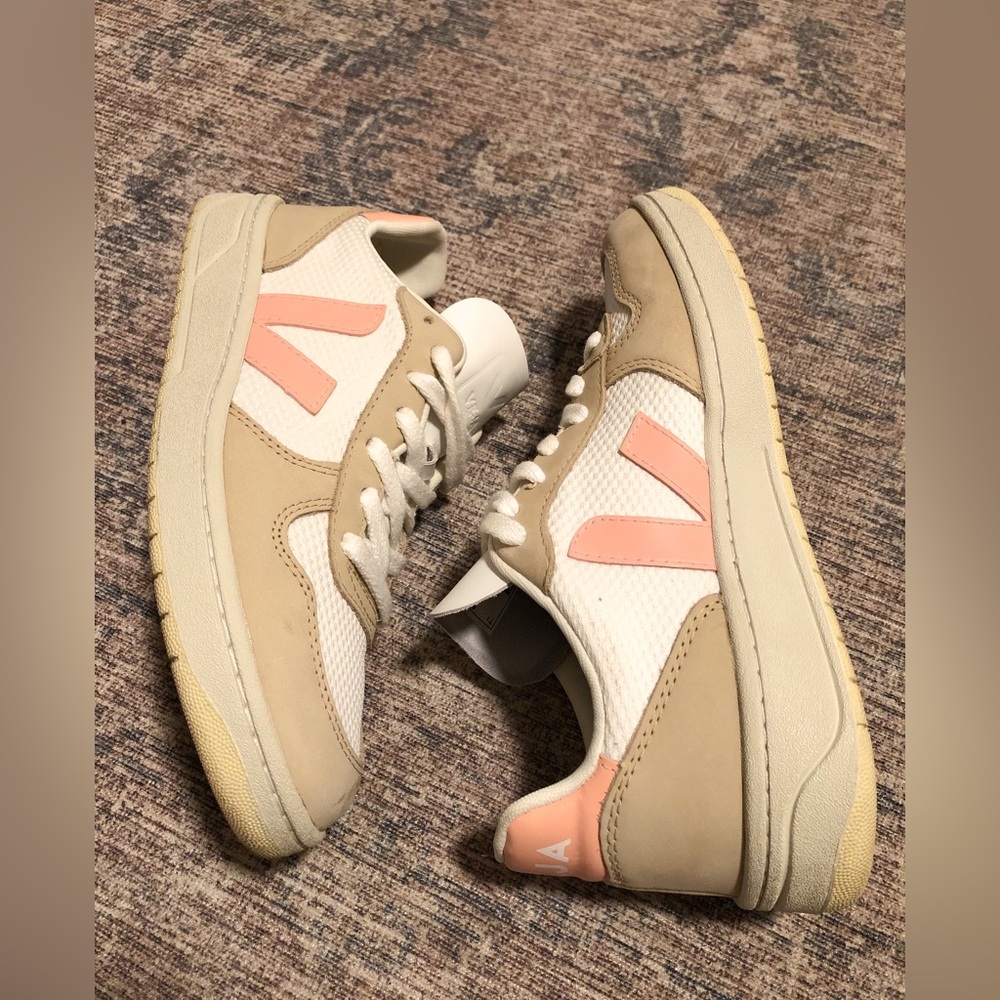Veja women’s v10 Chromefree leather shoes.  Size US 7 / EUR 38